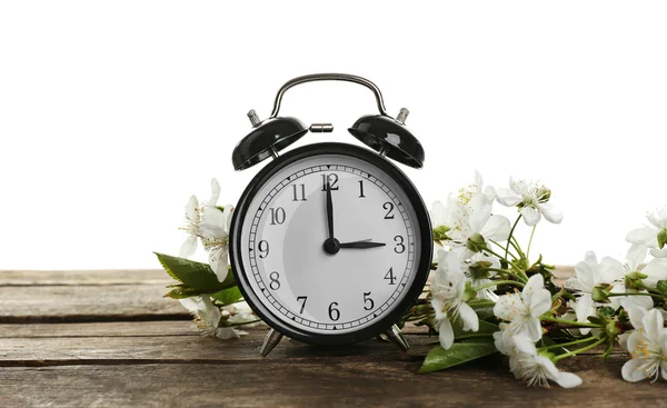 Reloj despertador y ramas florecientes de primavera —  Fotos de Stock