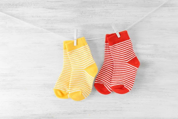 Dětské ponožky visí — Stock fotografie