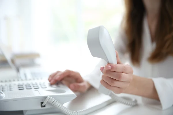 Femme d'affaires avec téléphone IP de bureau — Photo