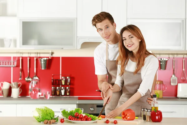 Casal em aventais cozinhar — Fotografia de Stock