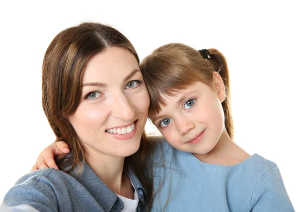 Mãe Filha Tomando Selfie Isolado Branco — Fotografia de Stock