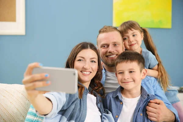 Família tomando selfie — Fotografia de Stock