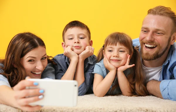 Prendre du selfie en famille — Photo