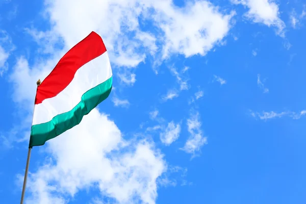 하늘 배경에 헝가리 국기 — 스톡 사진