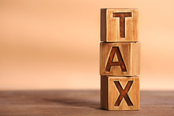 Налоговая концепция с деревянными кубами
 