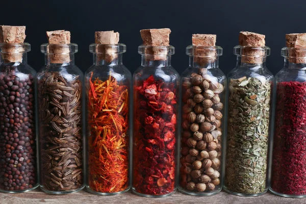 Olika kryddor i små glasflaskor — Stockfoto