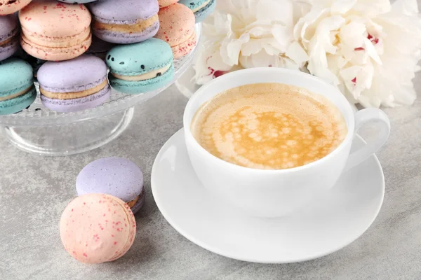 Cup of coffee with macaroons — Stock Photo, Image