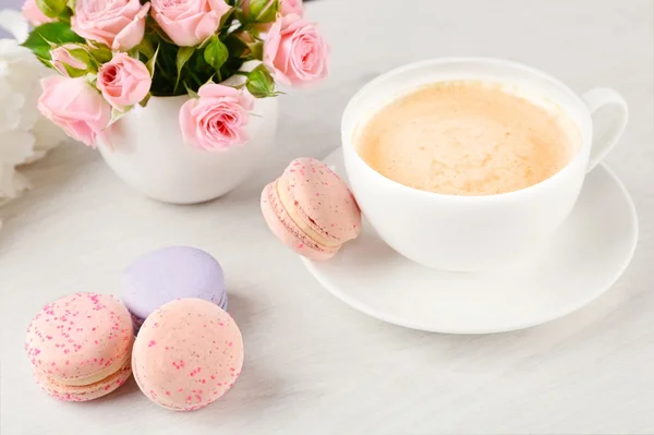 Kopp kaffe med mandelbiskvier — Stockfoto