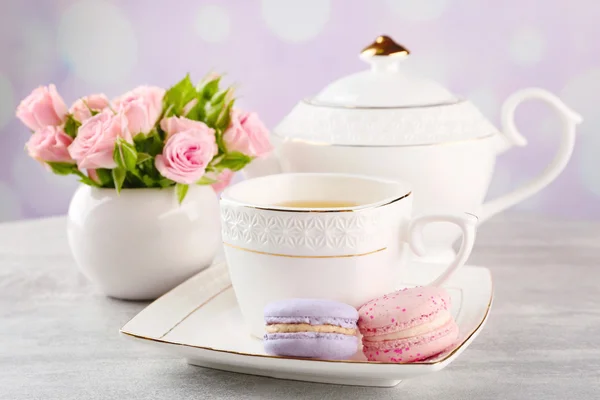 Copa con macarrones y rosas — Foto de Stock