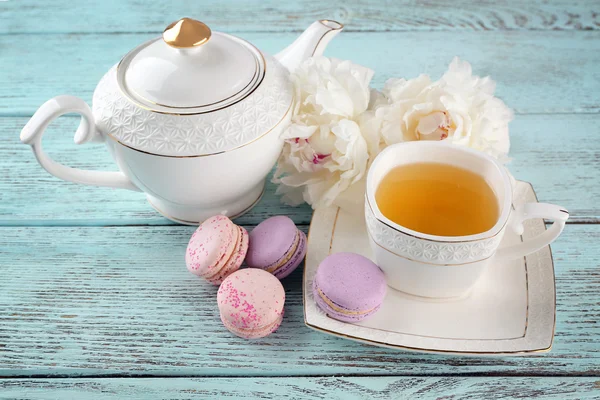 Taza de té con macarrones — Foto de Stock