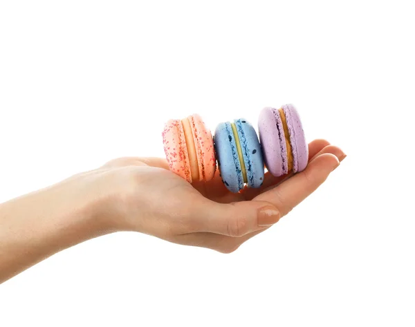 Macaroons saborosos na mão feminina — Fotografia de Stock