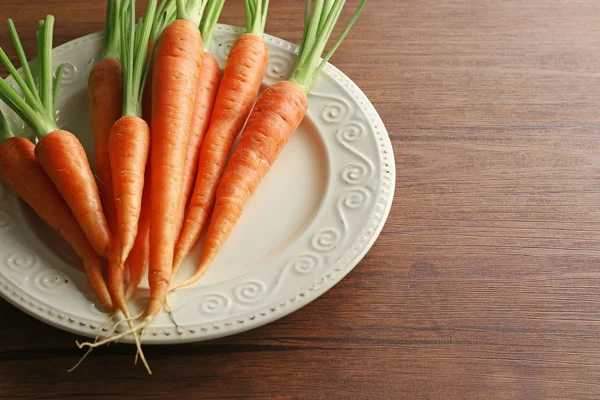 Cenouras na placa na mesa — Fotografia de Stock