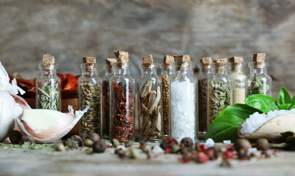 Surtido de especias secas en botellas de vidrio — Foto de Stock