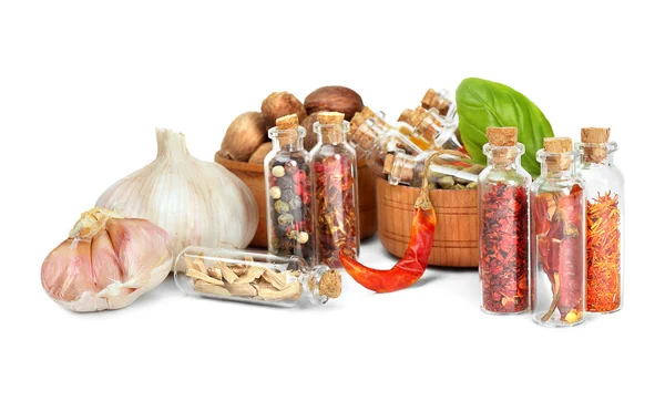Diverse torra kryddor i glasflaskor — Stockfoto