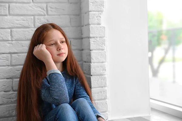 Szomorú Lány Ült Ablak Közelében — Stock Fotó