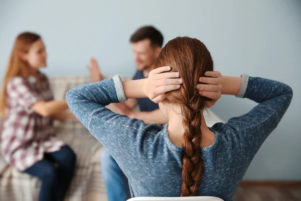 Concepto Problemas Familiares Chica Cerrando Los Oídos Mientras Los Padres —  Fotos de Stock