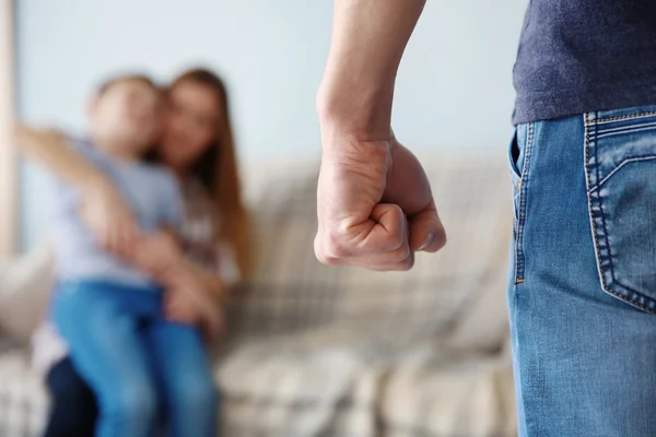 家族の問題の概念 ソファで 束の拳で父の息子と母をクローズ アップ — ストック写真