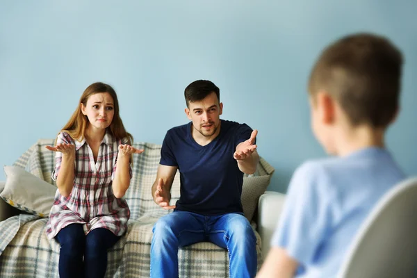 Familjeproblem Koncept Föräldrar Missbrukar Son — Stockfoto