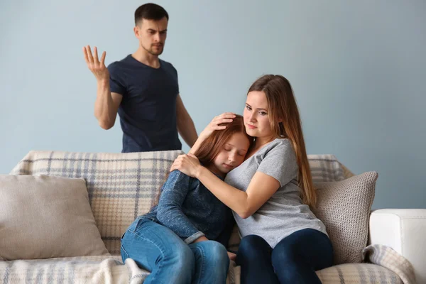 Conceito Problemas Familiares Pai Abusando Mas Mãe Defendendo Filha — Fotografia de Stock