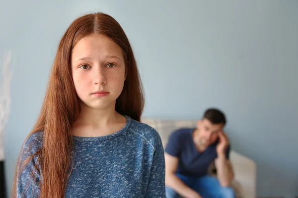 Conceito Problemas Familiares Menina Triste Pai Entediado — Fotografia de Stock