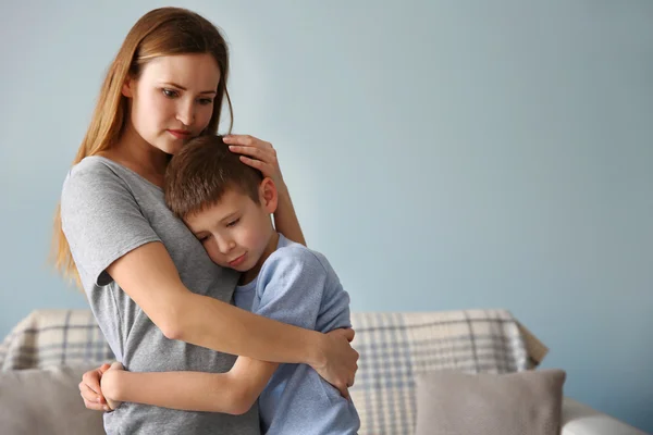 Concepto Problemas Familiares Madre Abrazando Hijo —  Fotos de Stock