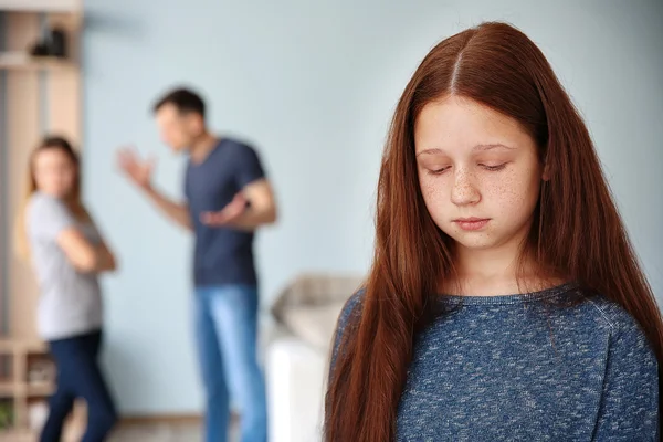 Familjeproblem Koncept Ledsen Flicka Och Grov Föräldrar — Stockfoto