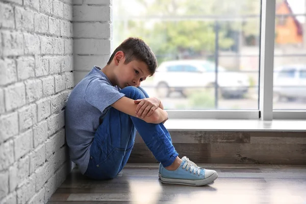 Niño triste sentado cerca de la ventana —  Fotos de Stock