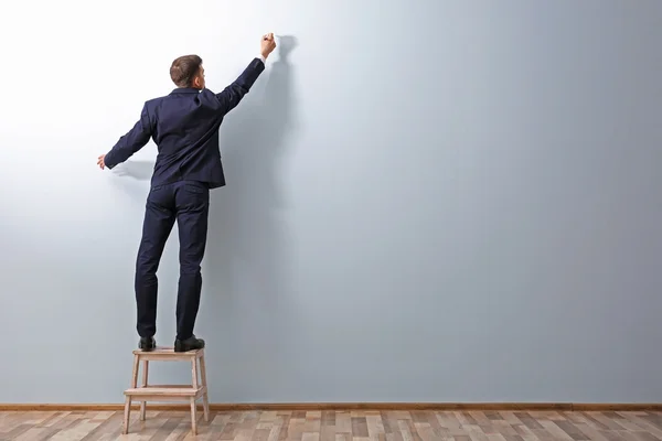 Man schrijven op lege muur — Stockfoto