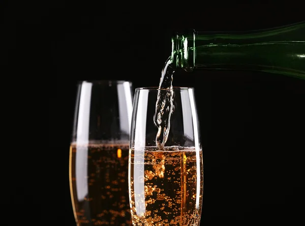 Champagne versando in vetro — Foto Stock