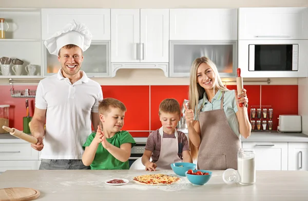 Glückliche Familie macht Pizza — Stockfoto