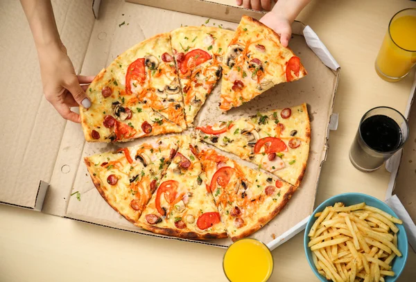 Familie isst Pizza — Stockfoto