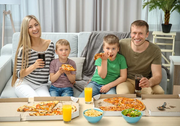 Šťastná rodina jí pizzu — Stock fotografie