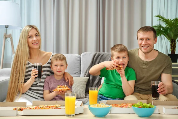 Familia feliz comiendo pizza —  Fotos de Stock