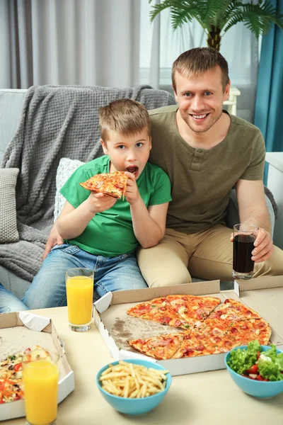 Gelukkig familie eten pizza — Stockfoto