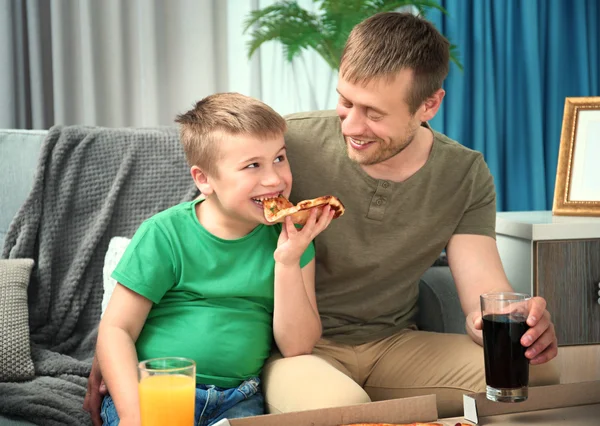 Щаслива сім'я їсть піцу — стокове фото
