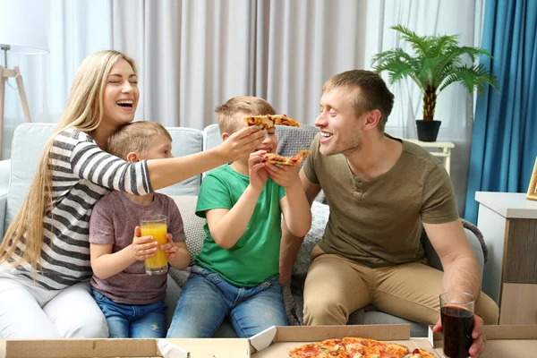 Heureux famille manger pizza — Photo