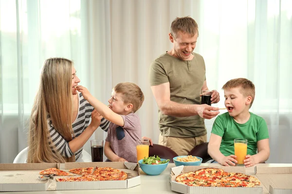 Keluarga bahagia makan pizza — Stok Foto