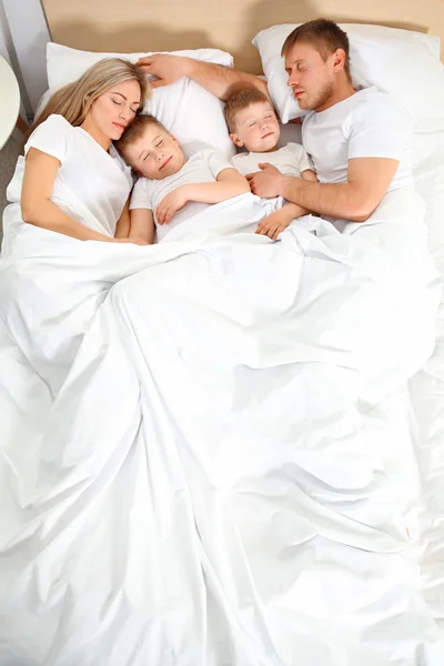 Indah tidur keluarga di tempat tidur — Stok Foto