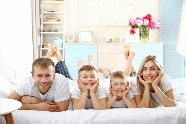 Feliz familia encantadora en la cama —  Fotos de Stock