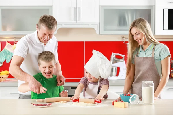 Ευτυχισμένη οικογένεια κάνοντας Πίτσα — Φωτογραφία Αρχείου