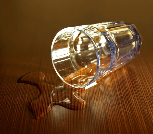 Vidro e gota na mesa — Fotografia de Stock
