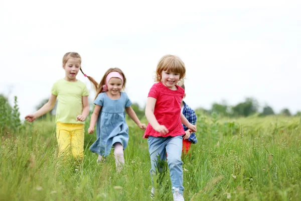 Les Enfants Amusent Dehors — Photo