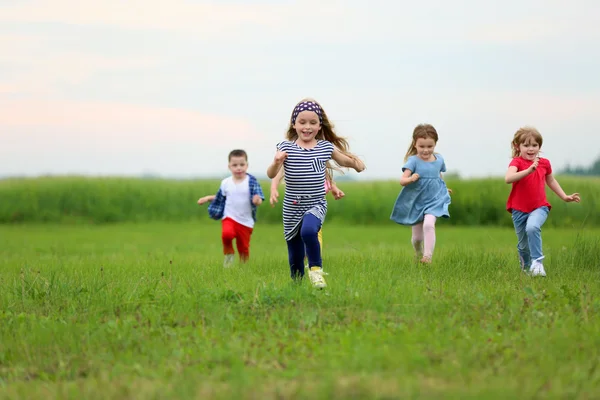 Дети Веселятся Открытом Воздухе — стоковое фото