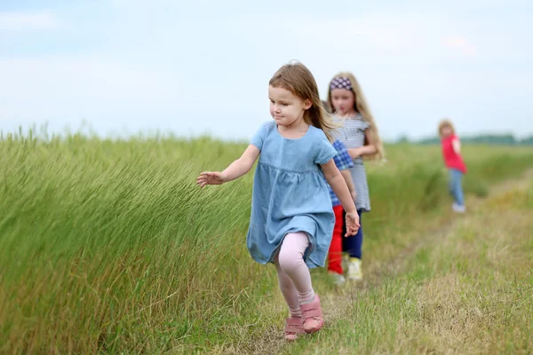 Bambini Divertono All Aperto — Foto Stock