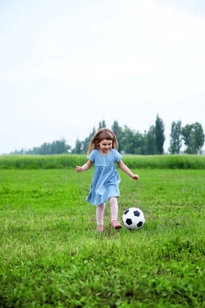 Μικρό κορίτσι που παίζει ποδόσφαιρο — Φωτογραφία Αρχείου