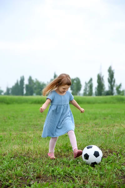Маленькая Девочка Играет Футбол Открытом Воздухе — стоковое фото