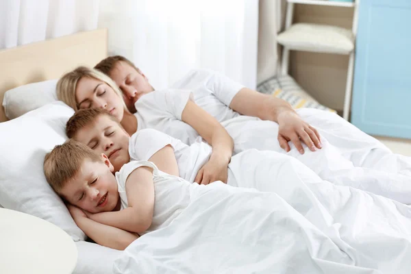 Schöne schlafende Familie im Bett — Stockfoto