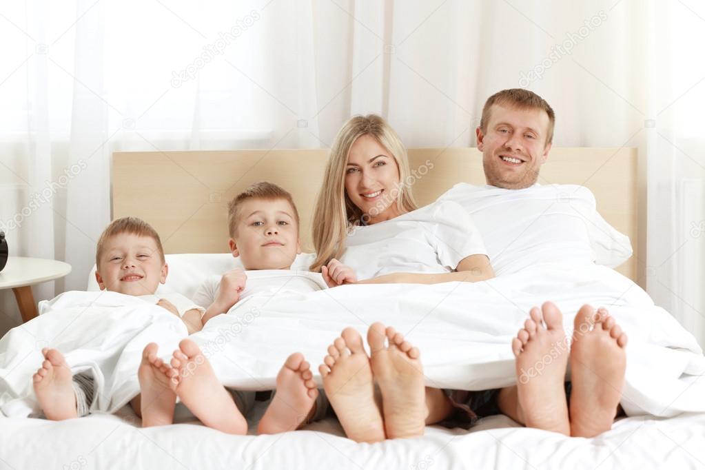 семья лежит