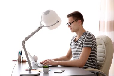 bilgisayarda çalışan adam 