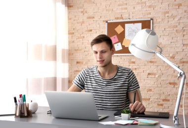 bilgisayarda çalışan adam 